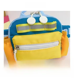 Detailansicht der Kinder-Umhängetasche mit bunten Farben, Doppelreißverschluss und Reflektor