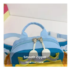 Nahaufnahme der glatten Doppel-Metallreißverschlüsse an einer Kinder-Brusttasche aus Nylon