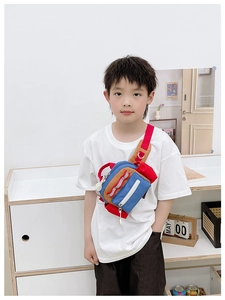 Detailansicht der farbenfrohen Kinder-Brusttasche mit weißem Reißverschluss und Reflektor