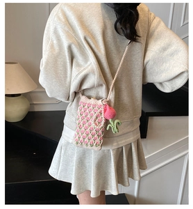 Détail du sac à téléphone tulipe tricoté main avec motifs de fleurs au crochet roses