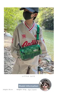 Détail du sac à bandoulière vert pour enfant avec cordons et sangle néon ajustable
