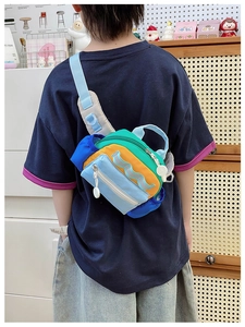 Detailansicht der Kinder Brusttasche im Color-Block-Design mit Reflexstreifen