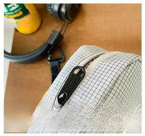 Détail de la fermeture éclair en métal et texture du tissu à carreaux du sac pour enfants