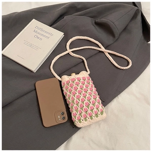 Détail d'un sac à bandoulière tulipe fait main sur un costume avec un livre