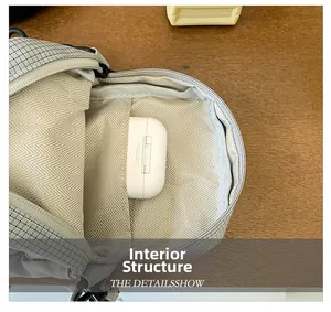 Détail de l'intérieur du mini sac bandoulière avec motif à carreaux et poche