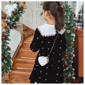 Robe en velours noir pour fille avec col en dentelle et sac coeur matelassé blanc à chaîne