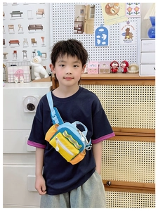 Detailaufnahme der bunten Kinder-Brusttasche mit verstellbarem Gurt und Reißverschluss