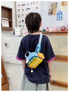 Detailansicht der bunten Kinder-Brusttasche mit mehreren Fächern und praktischer Größe