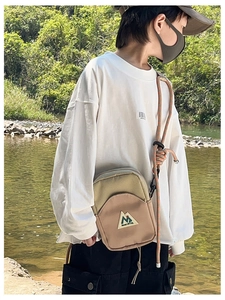 Détail du sac bandoulière enfant en maille avec bandoulière en corde tressée orange