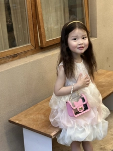 Détail du sac gelée rose pour filles avec poignée en perles et nœud élégant décoratif