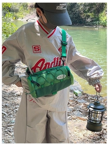 Détail du sac bandoulière cylindrique vert néon avec cordon et poche en filet