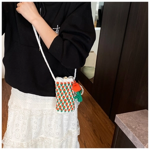 Détail du sac à bandoulière tulipe au crochet fait main avec chaîne en perles