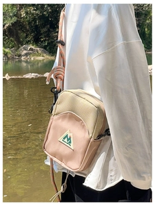 Détail du sac bandoulière enfant bicolore avec bandoulière corde et logo montagne