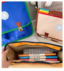 Détail macro de sacs à dos scolaires vintage haute capacité avec boucles durables