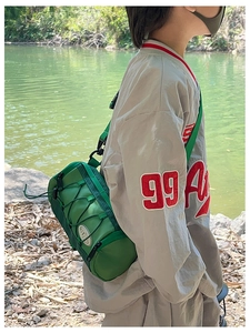 Sac bandoulière cylindrique vert en nylon avec cordon élastique pour enfants