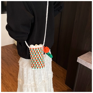 Détail du sac bandoulière au crochet avec motif tulipe, breloque carotte et perles
