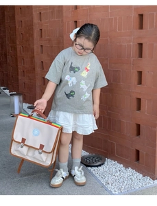 Détails du sac d'école rétro en toile avec garniture en cuir et poignée arc-en-ciel