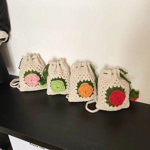 Handgefertigte Gehäkelte Blumenbeuteltasche Damen Kleine Strick Zugband Umhängetasche Süßes Florales Design