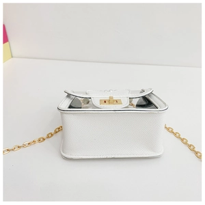 Détail du fond du mini sac blanc avec chaîne dorée et texture en cuir synthétique litchi