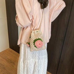 Handgefertigte Häkel-Umhängetasche mit rosa 3D-Blumen und Kordelzug für Damen