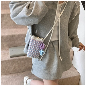 Détail du sac de téléphone au crochet fait main avec breloques de tulipes violettes