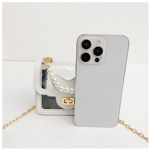 Mini sac transparent avec poignée en perles à côté d'un smartphone pour l'échelle de taille
