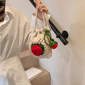 Handgefertigte Häkeltasche in Creme-Weiß mit einer roten 3D-Rose und Kordelzugverschluss