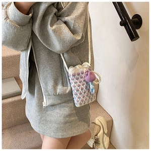 Détail du sac bandoulière au crochet fait main avec charm champignon et perles déco