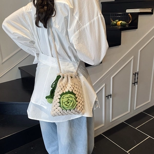 Handgefertigte Häkel-Beuteltasche mit grüner Blume und Kordelzug für Damen