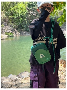 Détail du sac bandoulière vert pour enfants avec tissu en maille et sangle en corde réglable