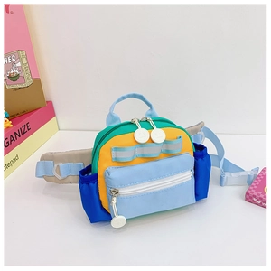 Detail der mehrfarbigen Kinder-Gürteltasche mit Reflektorstreifen und Gurt