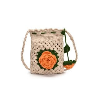 Handgefertigte Häkeltasche mit orangefarbenen Blumen und praktischem Kordelzug