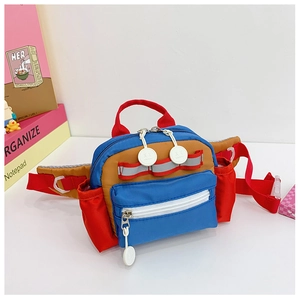 Detailansicht der Kinder-Umhängetasche mit dreifarbigem Design und XX-Reißverschluss