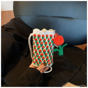 Détails du sac de téléphone au crochet fait main avec motif tulipe et bouton en bois