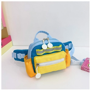 Detail der mehrfarbigen Kinder-Brusttasche mit verstellbarem Gurt und Seitentaschen