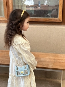 Détail du sac gelée bleu transparent avec oreilles de lapin et chaîne dorée pour fille