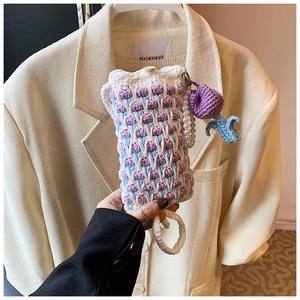 Détail du mini sac tulipe crocheté main avec bouton en bois et bandoulière perle