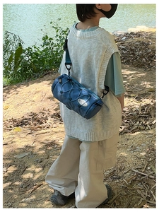 Détail du sac bandoulière cylindrique bleu pour enfants avec sangle ajustable