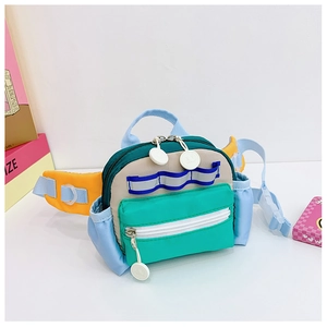 Detailansicht der bunten Kinder-Gürteltasche aus Nylon mit mehreren Taschen und Schlaufen