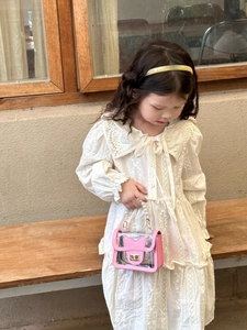 Détail du mini sac transparent pour fille avec finitions roses et poignée en perles