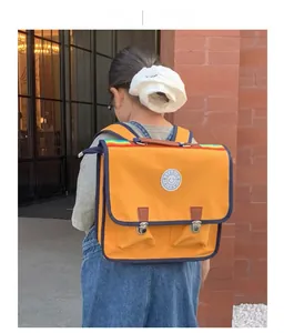 Sac à dos enfant jaune style anglais avec poignée arc-en-ciel et détails bleu marine