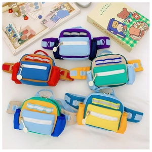 Flache Ansicht von fünf bunten Kinder-Gürteltaschen aus Nylon mit verstellbaren Trägern
