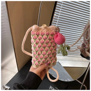 Détail du sac à téléphone au crochet avec tulipe, perles et bouton en bois