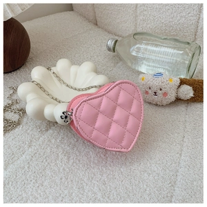 Vue détaillée du sac bandoulière en forme de cœur avec cuir synthétique matelassé et chaîne