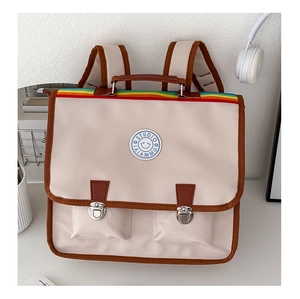Détails d'un sac à dos d'écolier britannique avec sangle arc-en-ciel et boucles