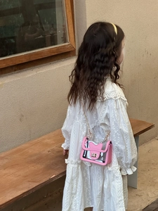 Détail d'un patch coeur rose sur sac transparent pour fille avec poignée en perles