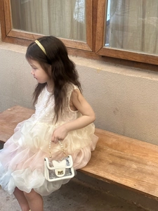 Détail d'un sac gelée blanc transparent avec une élégante poignée en perles pour fille