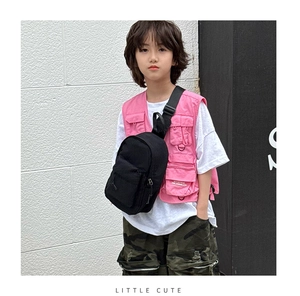 Détails de style streetwear pour enfants avec gilet utilitaire et sac de poitrine noir