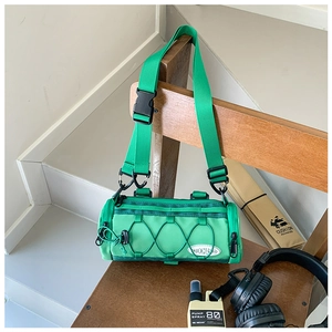 Détail du sac à bandoulière cylindrique vert vif avec des cordons élastiques noirs
