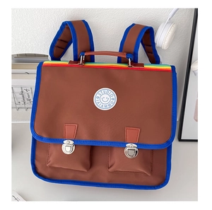 Détail du sac à dos vintage avec écusson smiley et boucles en métal argenté